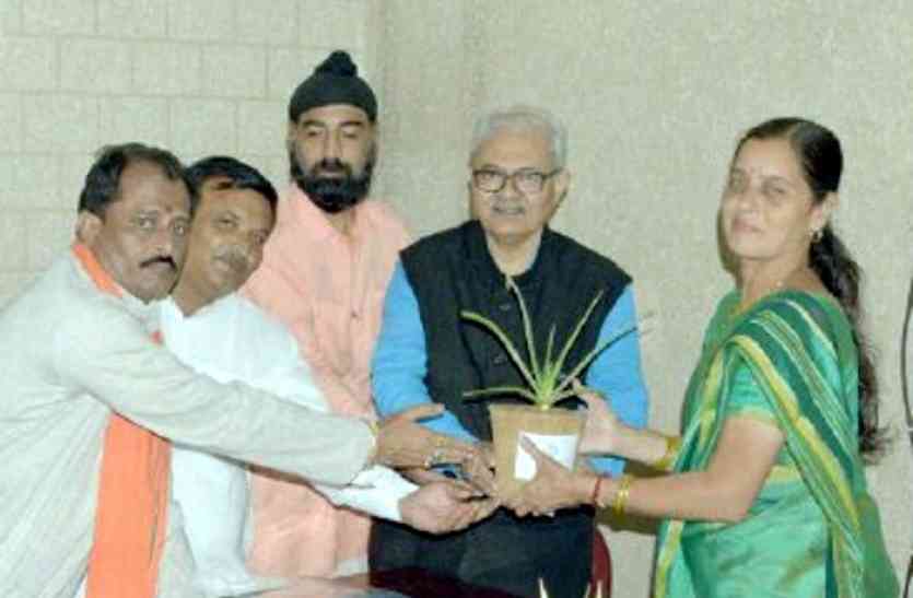 gobar ka gamla कुलपति ने थमाया महापौर को गोबर का गमला, फिर महापौर ने ये कहा
