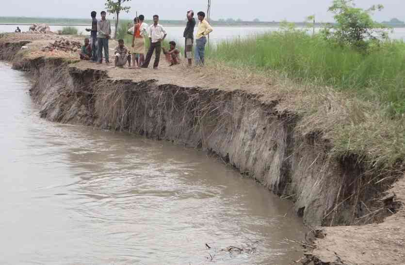 घाघरा खतरे के निशान से ऊपर , ग्रामीण दहशत में
