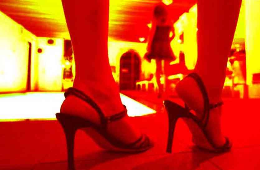 sex racket कोचिंग सेंटर की आड़ में सेक्स रैकेट चलाता था यह अफसर, पुलिस ने रंगे हाथ पकड़ा