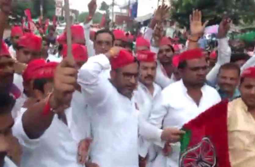 देश बचाओ देश बनाओ आंदोलन में सपा-कांग्रेस दिखी साथ-साथ, भाजपा पर निशाना