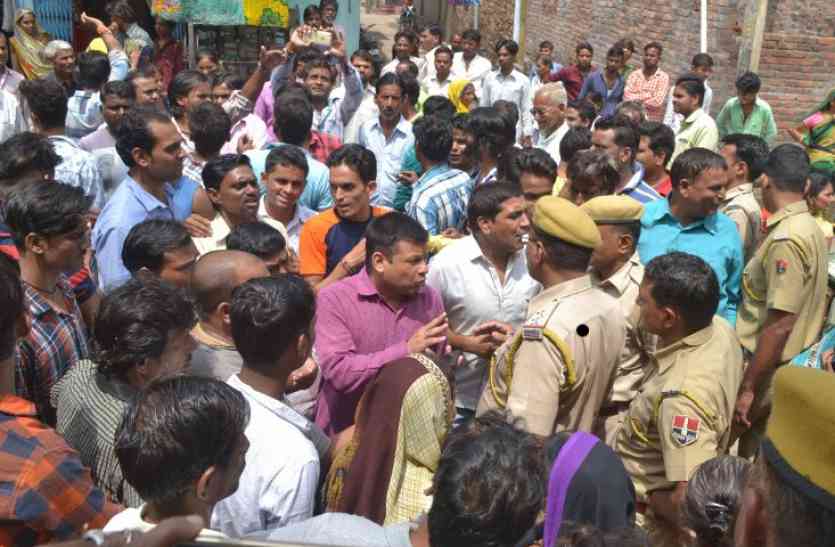 Protest Against Liquor Shop - Video: मुहल्ले में बिकी शराब तो ऐसे टूटी ...