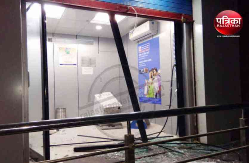 Bhilwara, Robbers took out ATM in bhilwara, Bhilwara News, Bhilwara Latest news in hindi, Bhilwara Hindi news, Bhilwara Latest news चौकीदार को बंधक बना लुटेरे 4.13 लाख रुपए भरा एटीएम उखाड़ ले गए