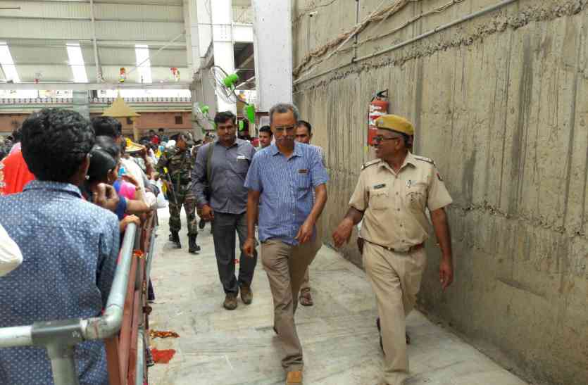 jaislamer patrika Video Ramdevra fair crime- चोरों की निगाह पर पदयात्री- श्रद्धालु बनकर शामिल हो जाते हैं यात्रा में