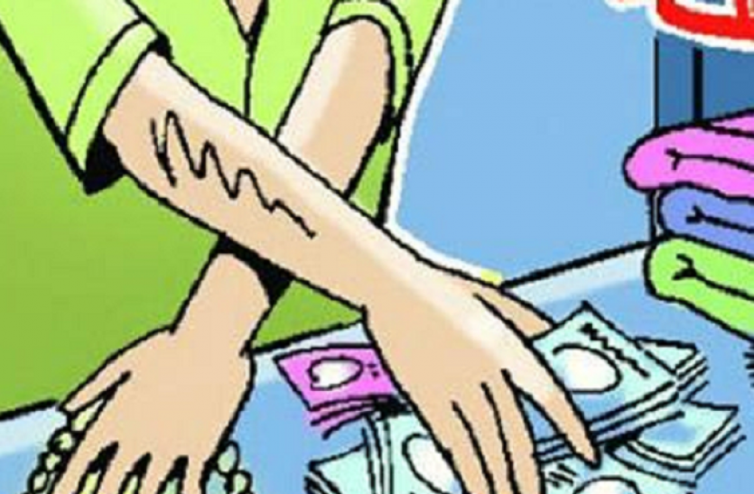 theft in azamgrh आजमगढ़ में कोतवाली के पास चोरी, घर के सामान के साथ चुरा ले गये रिवाल्वर भी