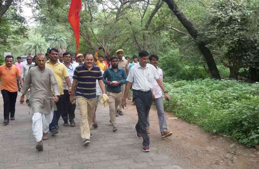 Sawami Madhopur Collector had to walk 15 km on 15th August बारिश के लिए कलक्टर ने कर डाला ऐसा काम जिससे लोग हो गए हैरान