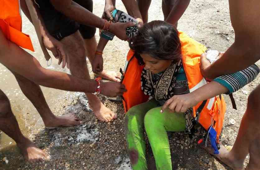 river वैनगंगा नदी के बड़े पुल से महिला ने नदी में लगाई छलांग