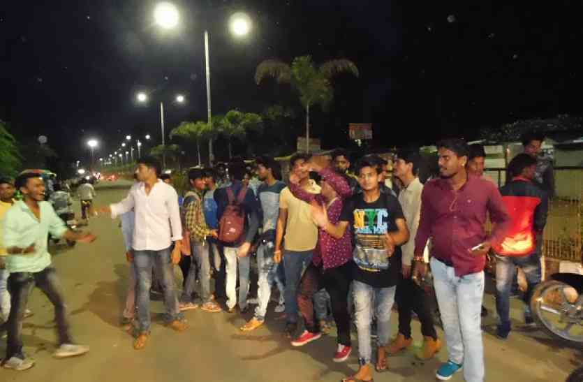 virodh pradarshan प्रवेश की मांग को लेकर छात्रों ने कॉलेज में किया हंगामा