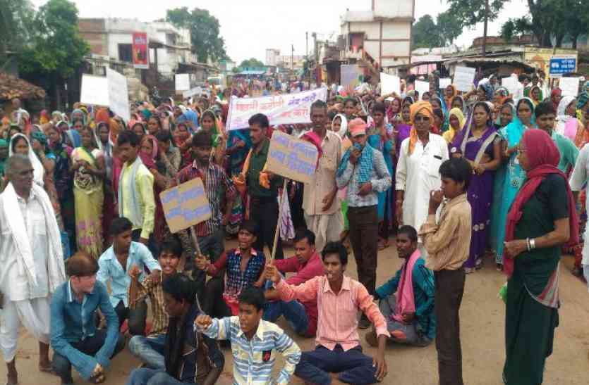 strike बिजली की समस्या से आक्रोशित ग्रामीणों ने रोक दी हाईवे की रफ्तार