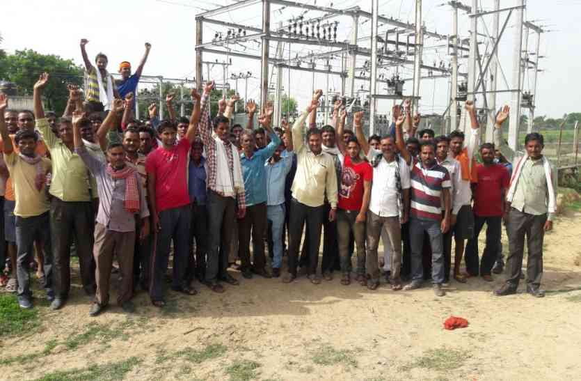 farmer protest बिजली सब स्टेशन पर शिकायत करने पहुंचे थे किसान मगर वहां हुआ कुछ ऐसा कि हो गया हंगामा