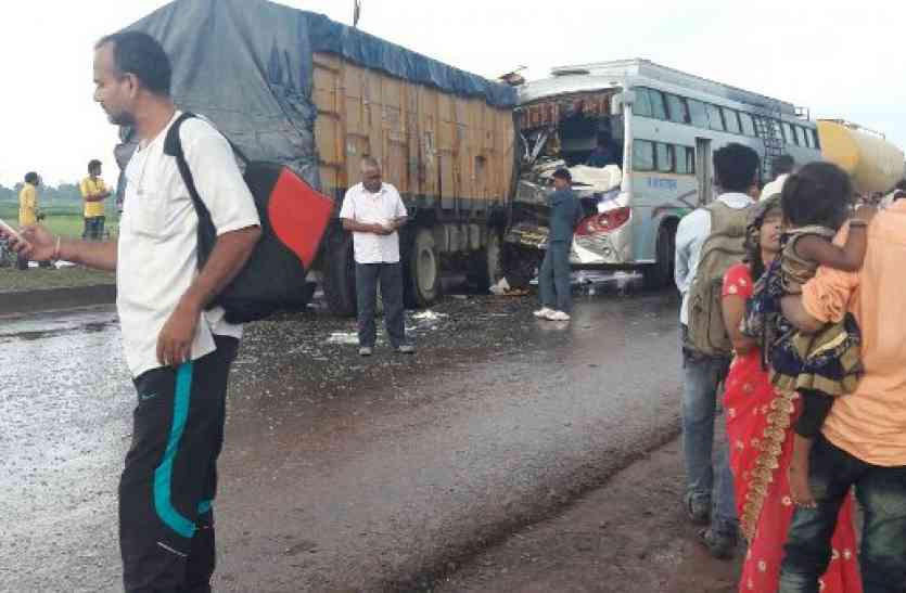 Two dozen passengers injured in bus-truck collision बस-ट्रक की भिड़ंत में दो दर्जन यात्री घायल, ट्रक की बॉडी काटकर चालक को निकाला