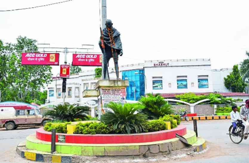 Reality of cleanliness mission in satna स्वच्छता मिशन की हकीकत: डस्टबिन रखा न शौचालय बनवाए और बात करते हैं साफ-सफाई की