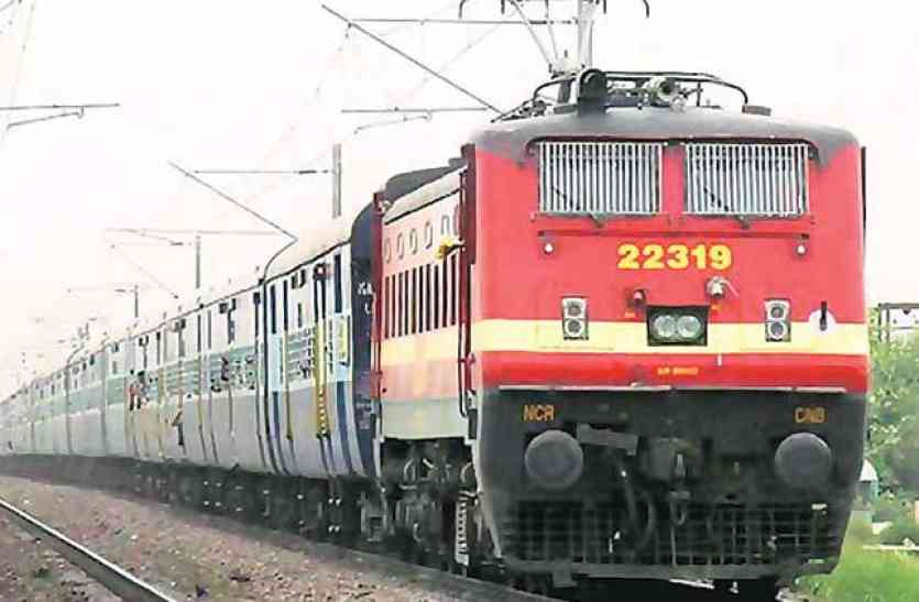 The responsibility of cleaning the trains is now to the House Keeping Department ट्रेनों में सफाई की जिम्मेदारी अब हाउस कीपिंग विभाग को