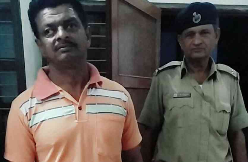 Girlfriend cheated on the pretext of giving chocolate, arrested accused चॉकलेट देने के बहाने बच्चियों से छेड़छाड़, आरोपी गिरफ्तार
