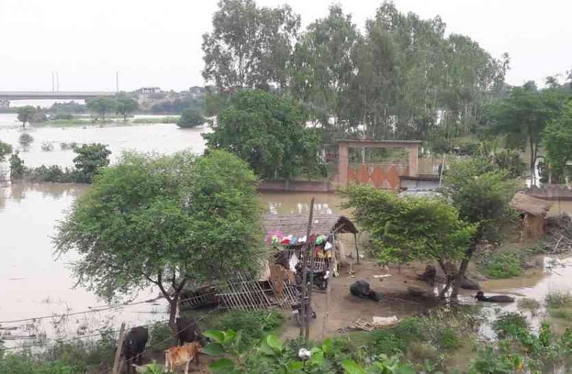 Saryu River flood water has entered temples In Ayodhya बड़ी खबर : अयोध्या के मंदिरों में घुसा बाढ़ का पानी संतों की जान खतरे में नहीं पहुंची है सरकारी मदद