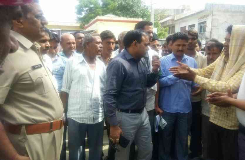Hospital negligence, road jam at rajsamand, rajsamand police, rajsamand अस्पताल की लापरवाही के विरोध में ग्रामीणों ने चार घंटे किया प्रदर्शन, लापरवाही पर दो कार्मिक एपीओ