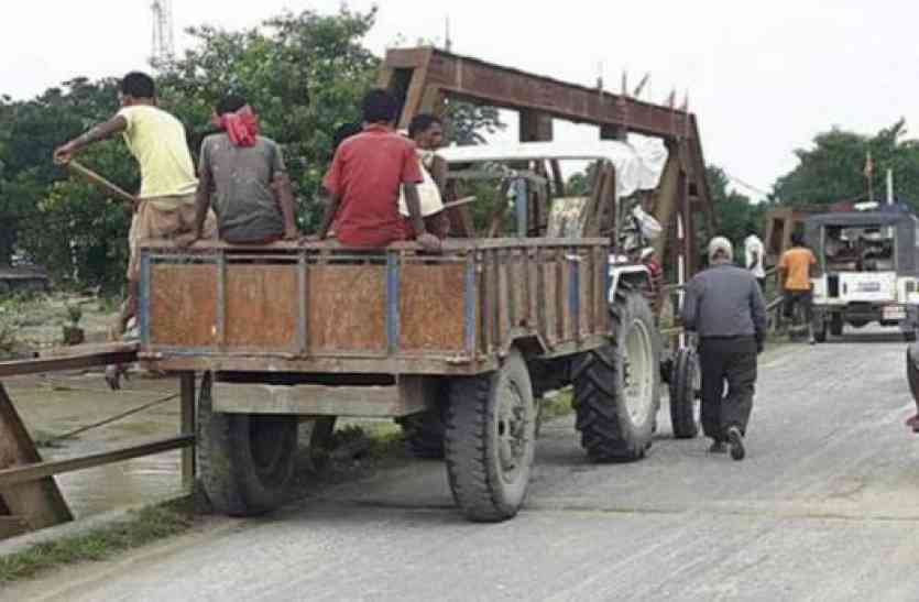 bihar flood बिहार बाढ़: अररिया में पुल से लाश फेंकने की तस्वीर हुई वायरल, डीएम ने बैठाई जांच