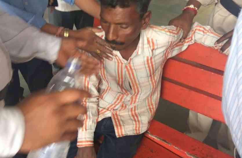 This is terrible video the whole train passes through the passenger still save alive यह है भयानक वीडियो, पूरी ट्रेन यात्री के ऊपर से निकली, फिर भी जिंदा बचा