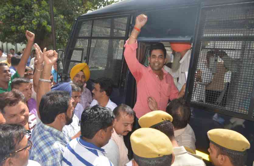 Arrested by one hundred ministryal personnel Video: ये दीवाने कहां चले, जेल चले भई जेल चले