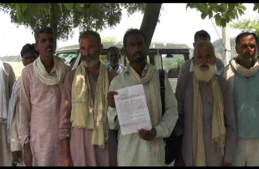 mahoba निलंबित शिक्षका की दबंगई, सरकारी कार्य में पहुंचा रही है बाधा