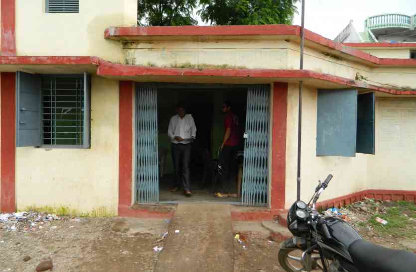 school इधर शिक्षक सस्पेंड, उधर वेतन न मिलने पर गुस्सा