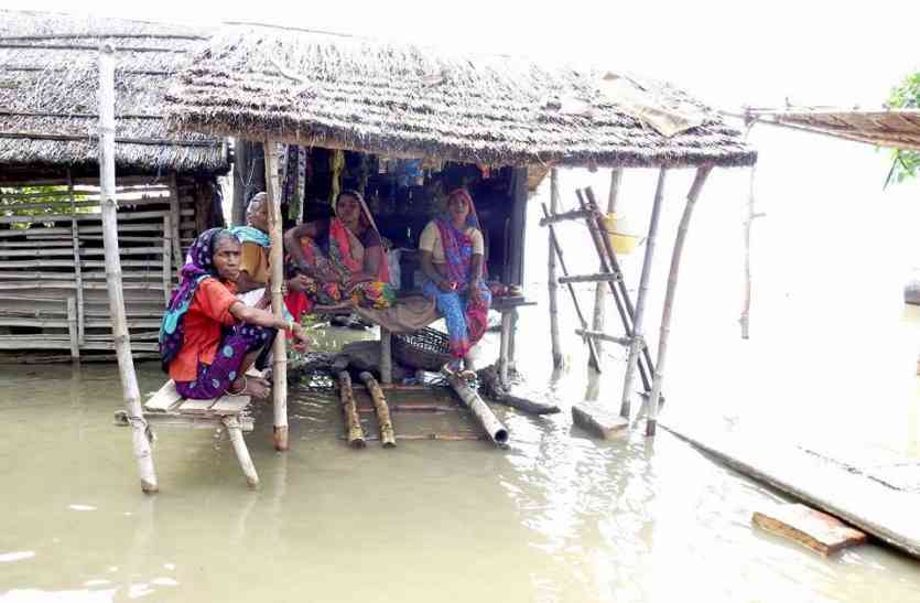 Massive losses from Saryu River floods in Barabanki Gonda Faizabad Latest news In Hindi बाढ़ से तबाही : यहाँ तो सब कुछ बह गया है मुख्यमंत्री जी कोई तो मदद भेजिए