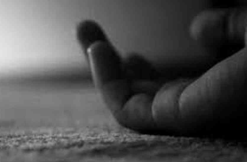 women suside एयरलाइंस की महिलाकर्मी ने गले में फंदा लगा दी जान