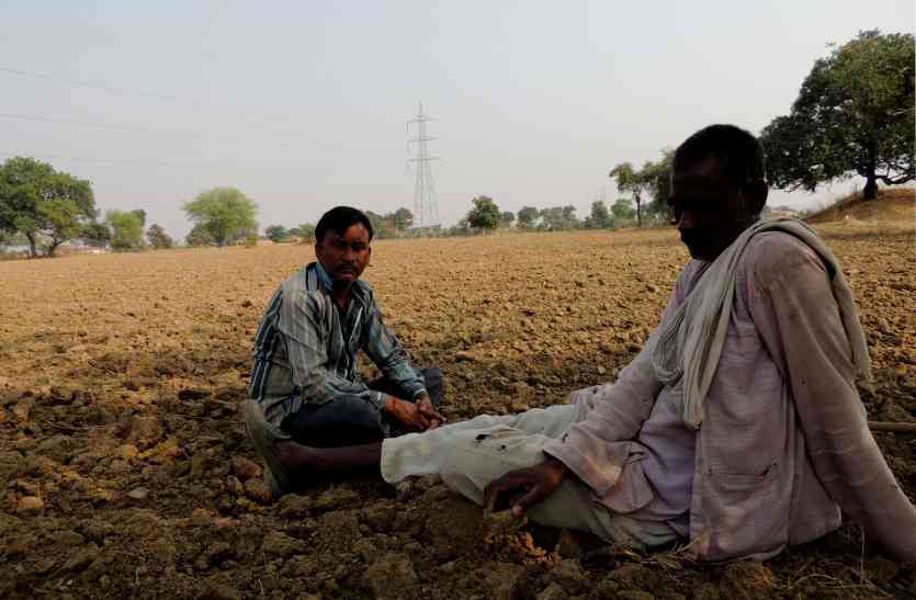 patrika गांवों में भूमि नामातंरण के लिए भटक रहे किसान