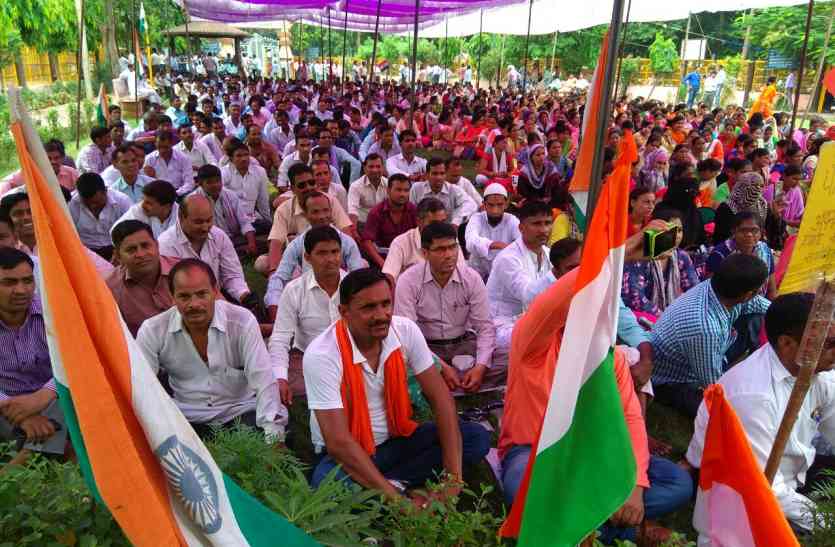 Siksha Mitra in Moradabad शिक्षा मित्र बोले- सुप्रीम कोर्ट की आड़ में अन्याय कर रही योगी सरकार