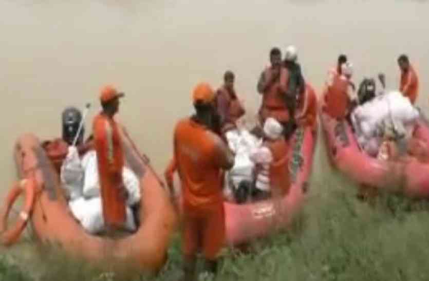 flood NDRF की मदद से बाढ़ से घिरे गांवों तक पहुंचायी गई राहत सामग्री