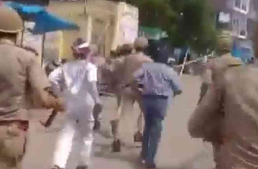Akhilesh Yadav भर्थना के पूर्व सांसद की हुई गिरफ्तारी, जमकर हुआ बवाल, पुलिस ने सपा कार्यकर्ताओं को खदेड़ा