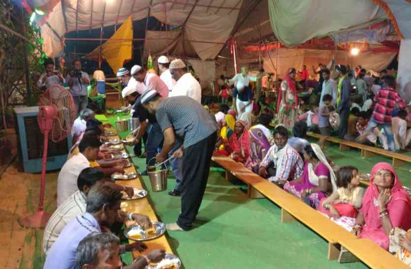 muslim boys serve food to hindus in ramdev bhandara's केवल अजमेर में दिखता यह साम्प्रदायिक सौहार्द, बाबा रामदेव भण्डारे में मुस्लिम भाई जिमा रहे भोजन