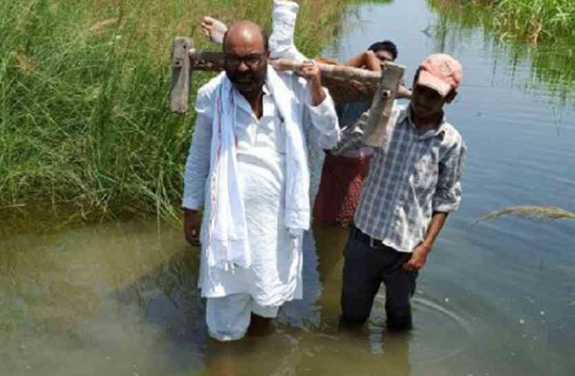 Congress Leader Ajay Kumar Lallu बाढ़ का कहर: कांग्रेस नेता ने मासूम को गोद में लेकर पहुंचाया सुरक्षित स्थान, बच्ची का था पैर फैक्चर