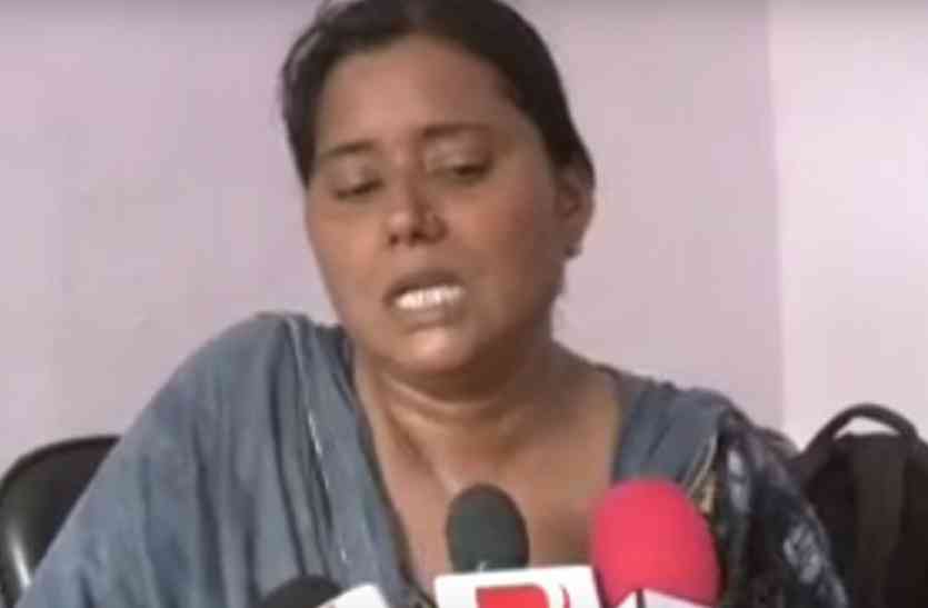Woman Director संस्थान की महिला डायरेक्टर ने डीएम से कहा मुझे मेरे प्रबंधक से बचाओ