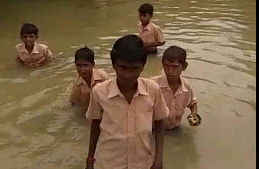 hadecha child photo यहां पढ़ाई से पहले पानी में परीक्षा!