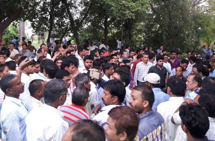 Century Yarn Nimrani Workers Protest निमरानी में सेंचुरी यार्न के बाहर मजूदरों का प्रदर्शन, प्रबंधन के खिलाफ की नारेबाजी