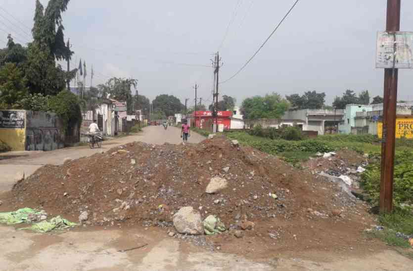 मलबे के कारण सड़क के दूसरी छोर से करना पड़ रहा आवागमन मलबे के कारण सड़क के दूसरी छोर से करना पड़ रहा आवागमन