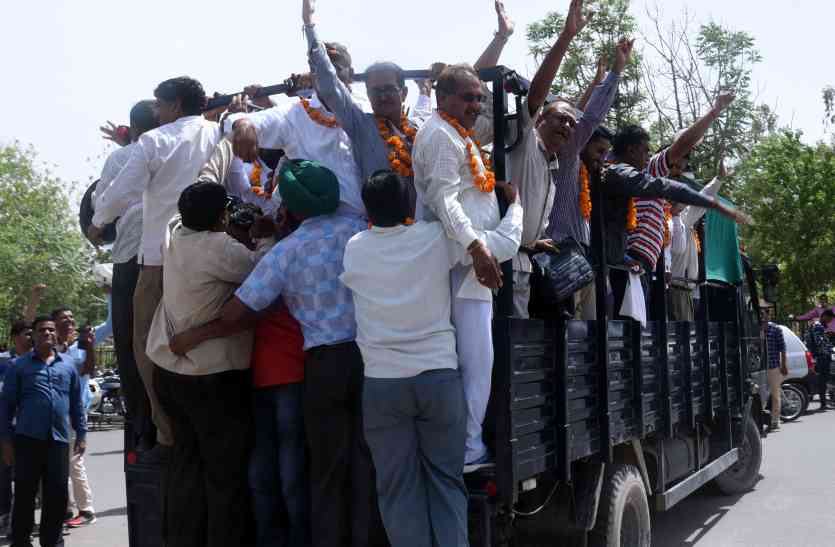 Satyagraha movement वेतनमान की मांग पर कर्मचारियों ने दी गिरफ्तारी, प्रदर्शन कर जताया रोष