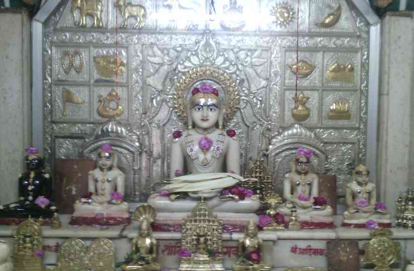 patrika २००० वर्ष प्राचीन है नीमच सिटी का शांतिनाथ भगवान मंदिर ....