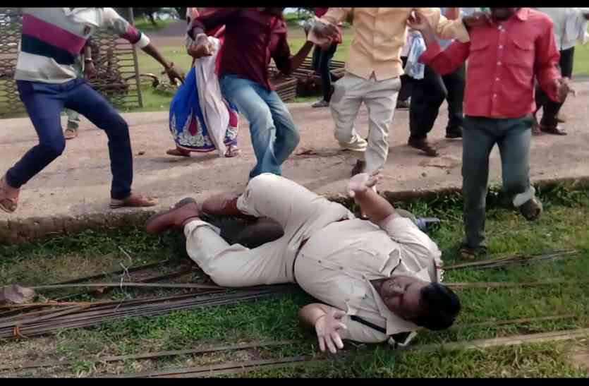 Police Beaten हिंसक प्रदर्शन, पुलिस को लात घूंसों से पीटने के बाद पुरूषों ने छोड़ा गांव, बचे 67 जेल में