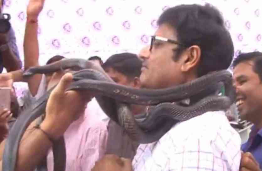 rajendra rathore ...जब राजस्थान में मंत्री को फूलों की जगह पहनाई सांपों की माला, देखिए वीडियो