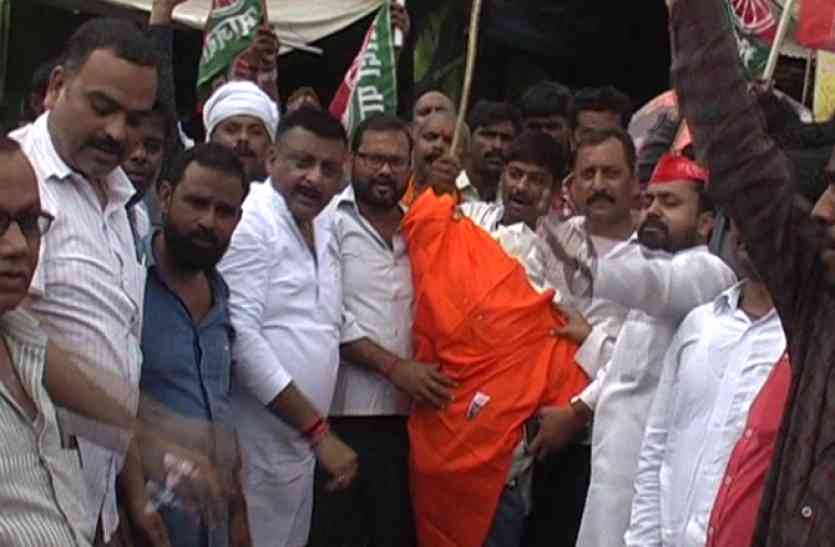 Samajwadi Party workers protest in Barabanki UP Hindi News सपाईयों ने फूंका सीएम योगी का पुतला, जूते की ठोकर से पुलिस ने हटाया