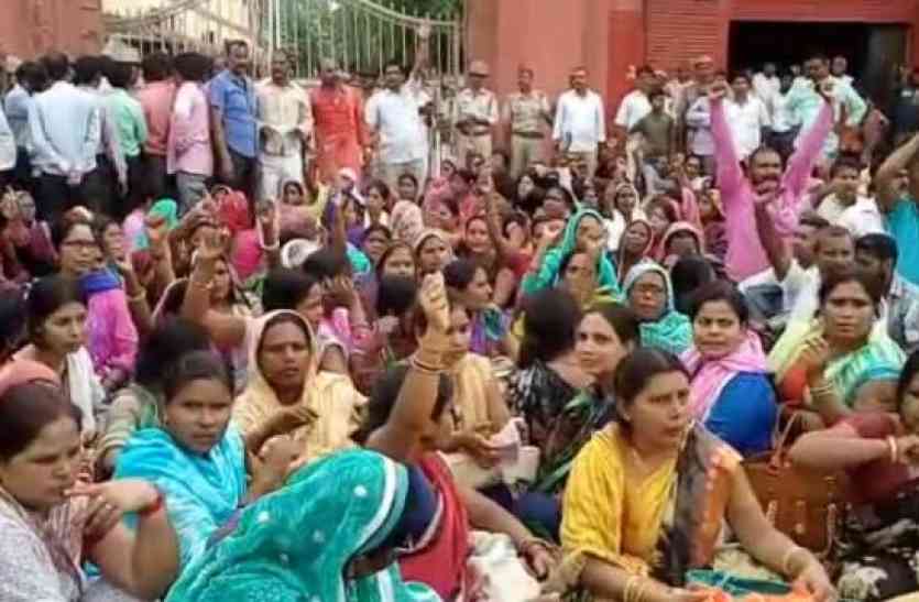 Shiksha Mitra 16 वर्षों से लगातार शिक्षण कार्य के बाद भी आयोग्य - सुधाकर तिवारी
