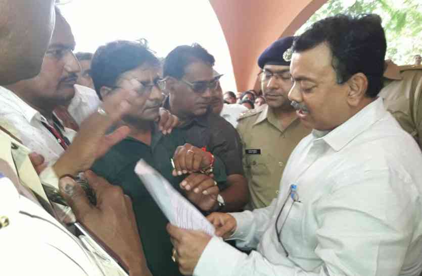 Shikshamitra सरकार के दूत के सामने शिक्षामित्रों का प्रदर्शन