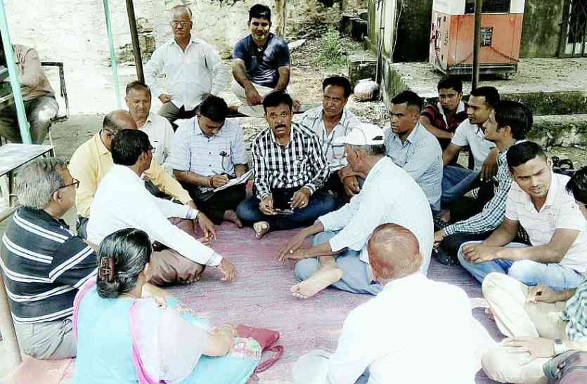 ministrial staff strike परेशान मंत्रालयिक कार्मिकों ने शुरू किया क्रमिक अनशन
