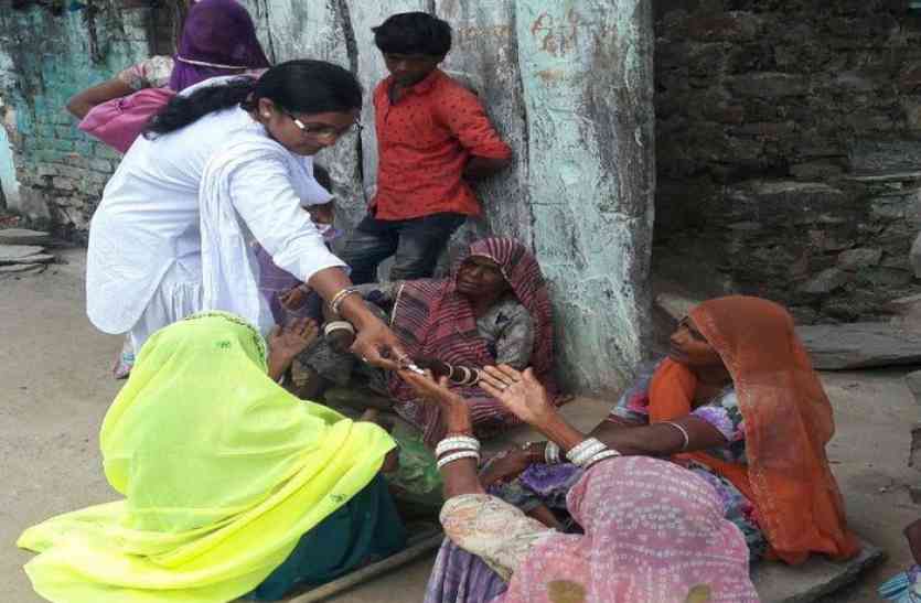 रायपुर के पास रक्त के नमूने लेती टीम व दवा का छिडक़ाव करती एएनएम। मौसमी बीमारियों को लेकर अब चेता चिकित्सा विभाग