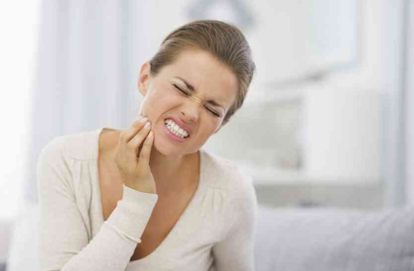 problem of pain in the teeth दांतों में दर्द की समस्या से परेशान हैं तो करें ये करागर उपाये