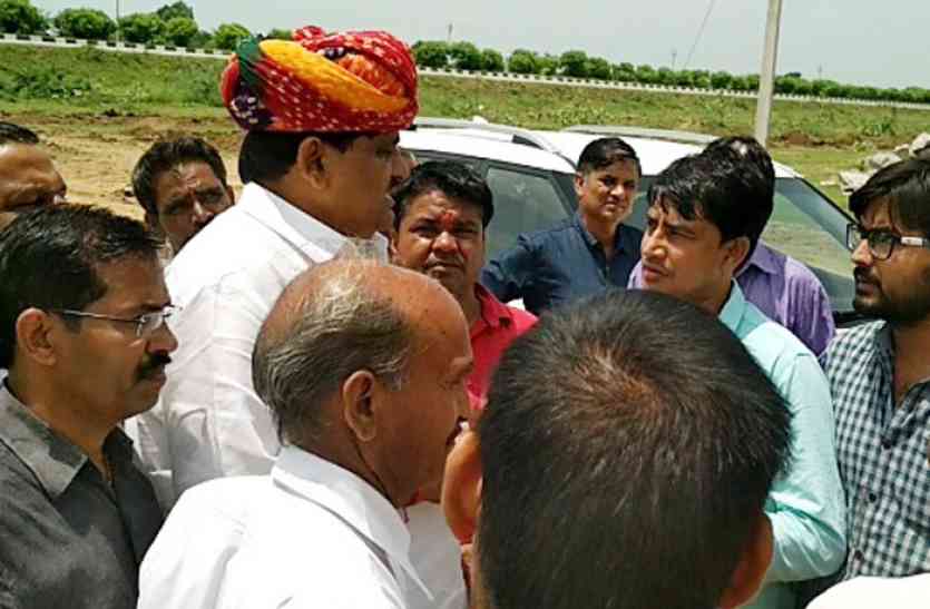 अधिकारियों से बातचीत करते कृषि मंत्री प्रभुलाल सैनी देखें: video ग्लोबल एग्रोटेक मीट में हुए करोड़ो के एमओयू से किसानों की बदलेगी तकदीर -सैनी