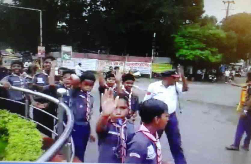 Ambikapur traffic Video : जब बच्चों की सिटी पर चलने लगा शहर, अब महीने में 2 दिन संभालेंगे ट्रैफिक व्यवस्था