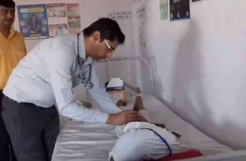 school children ill बिजनौर: पेट के कीड़े मारने की दवा खाने से 48 बच्चे बीमार, अस्पताल में भर्ती