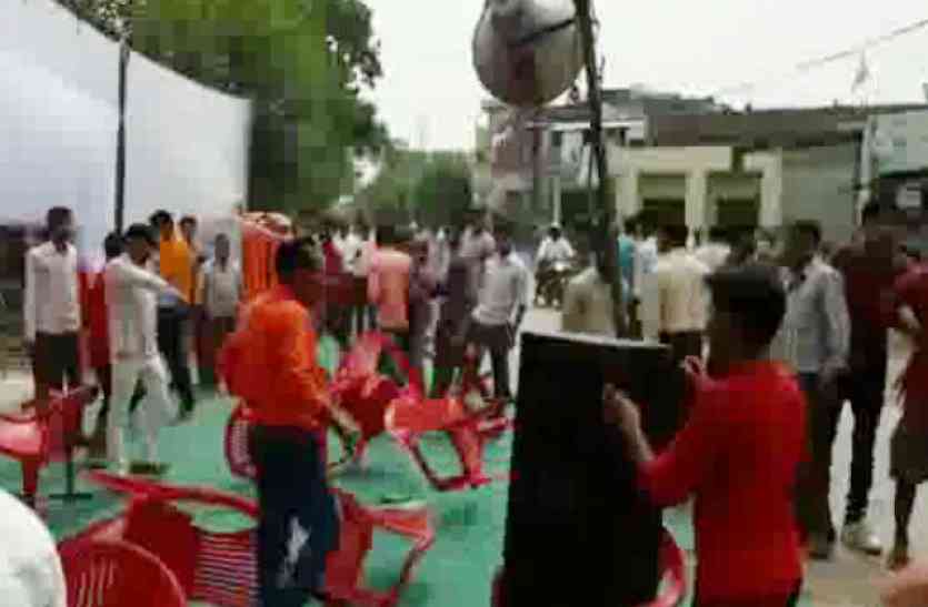 bjp workers protest VIDEO : मेनका गांधी के कार्यक्रम में फेंकी गईं कुर्सियां, पुलिस से झड़प